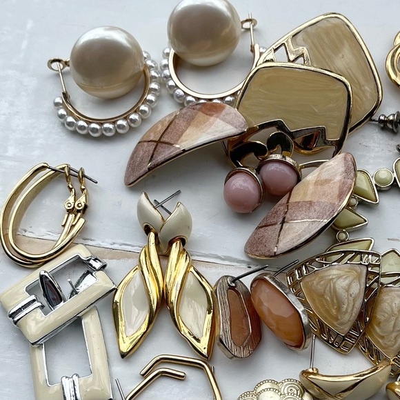 Estate Lot of Vintage to Modern Earrings, 17 pairs Clip Earrings - Picture 3 of 9